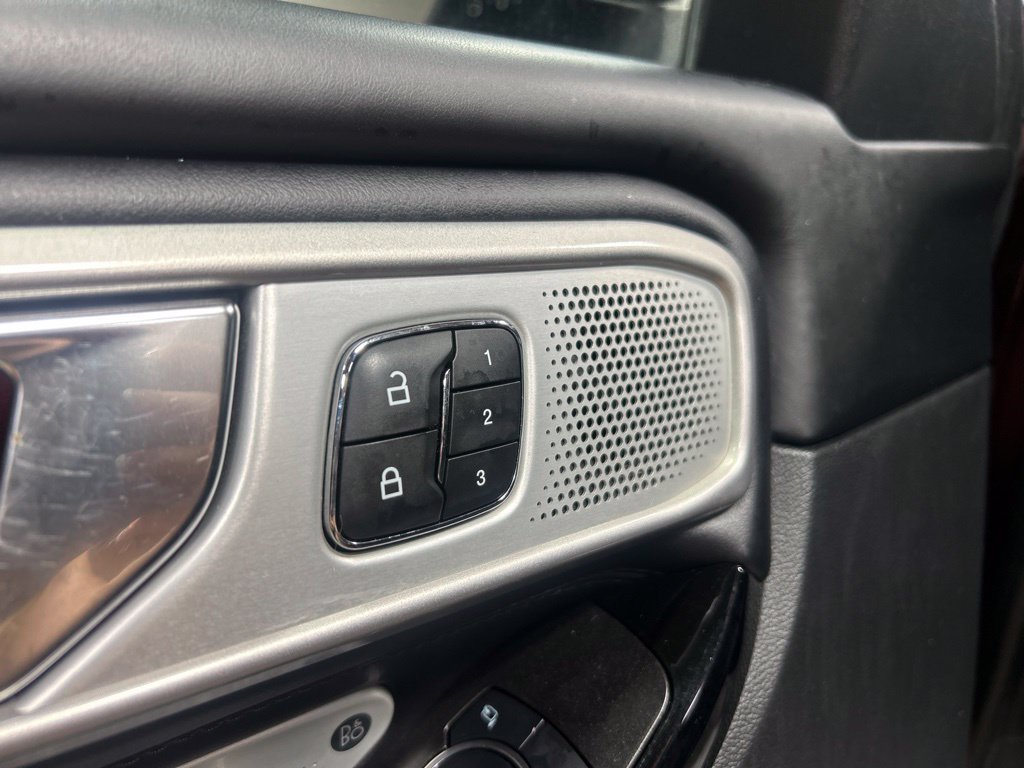 Used 2022 Ford Explorer Platinum w/ Equipment Group 601A AWD/4WD image 9