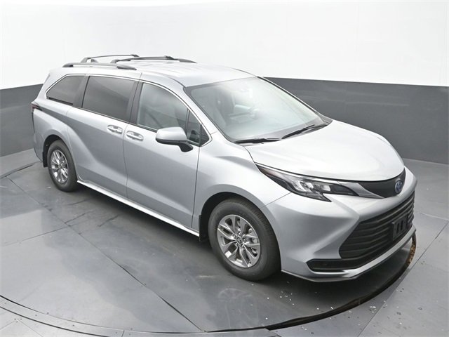 Used 2025 Toyota Sienna LE image 13