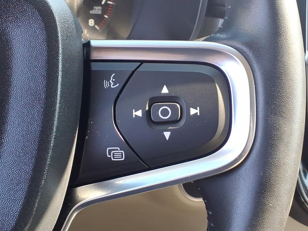 Used 2019 Volvo XC40 T4 Momentum image 34