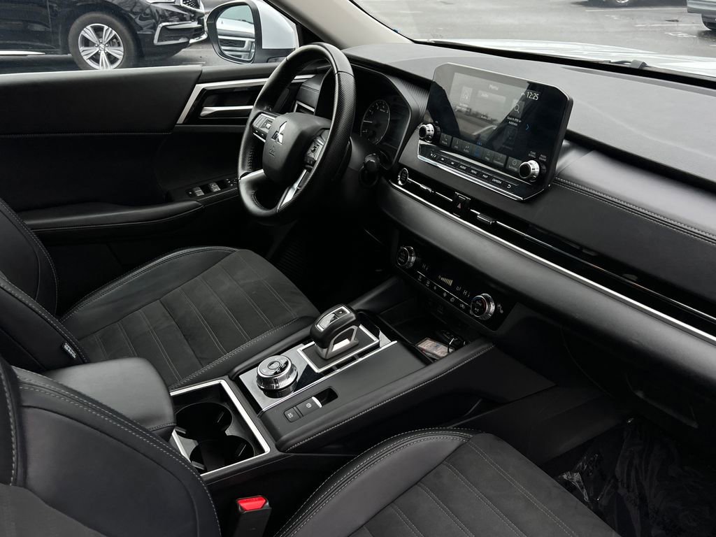 Used 2024 Mitsubishi Outlander SE image 12