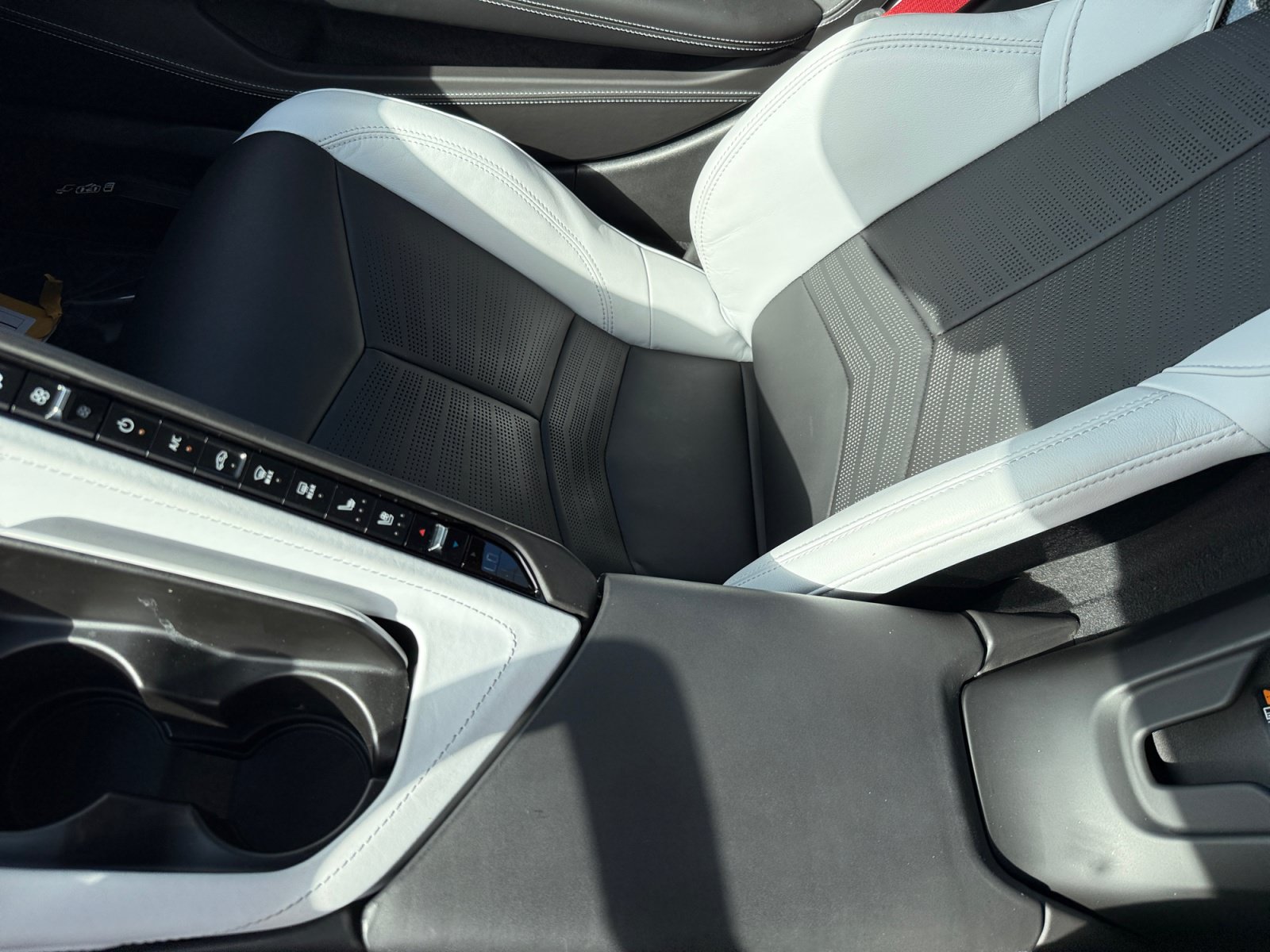 Used 2022 Chevrolet Corvette Stingray Premium Conv w/ Z51 Performance Package RWD image 14