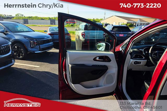 Used 2023 Chrysler Pacifica Limited FWD image 14