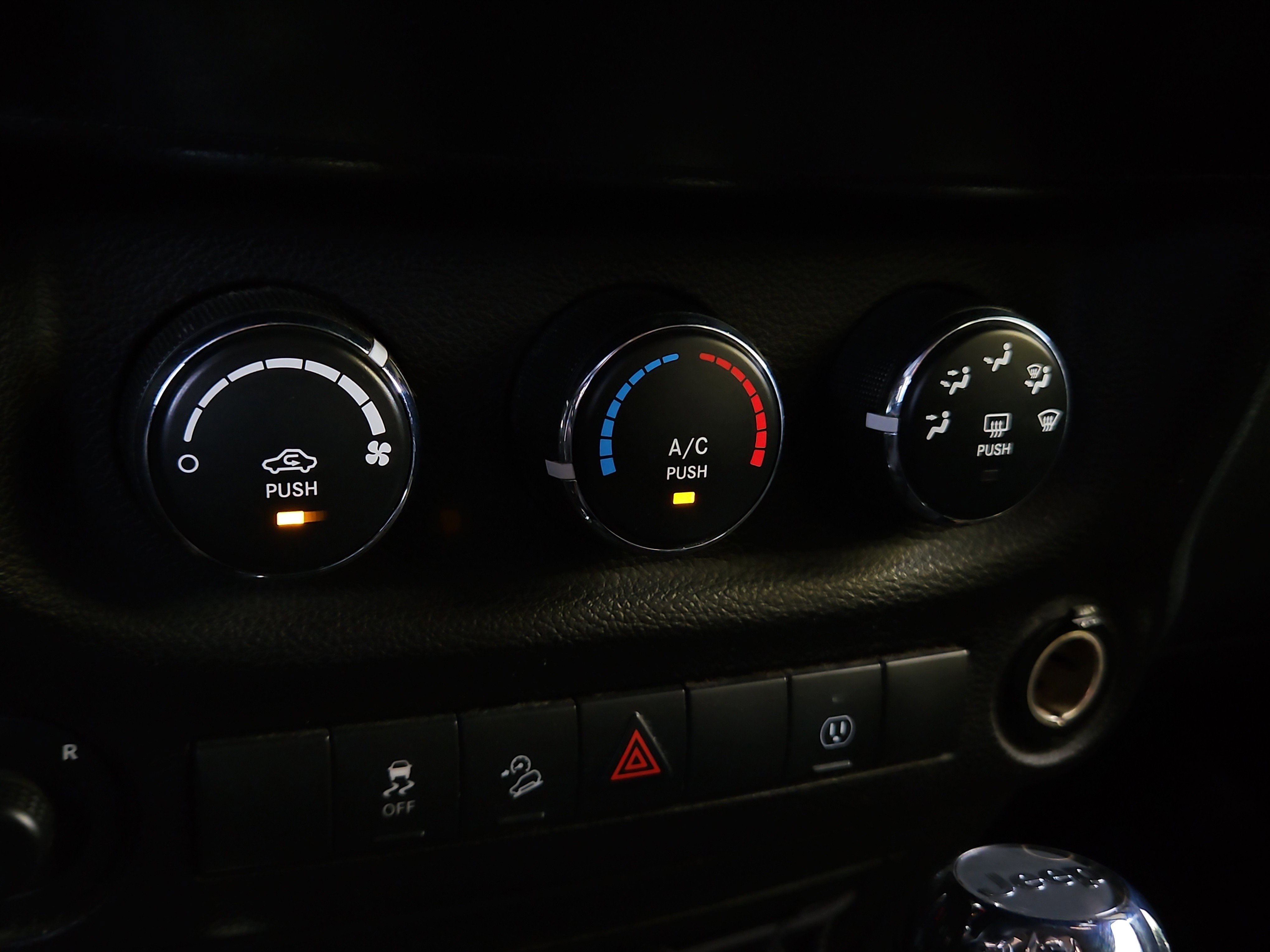 Used 2016 Jeep Wrangler Unlimited Rubicon w/ Connectivity Group image 17