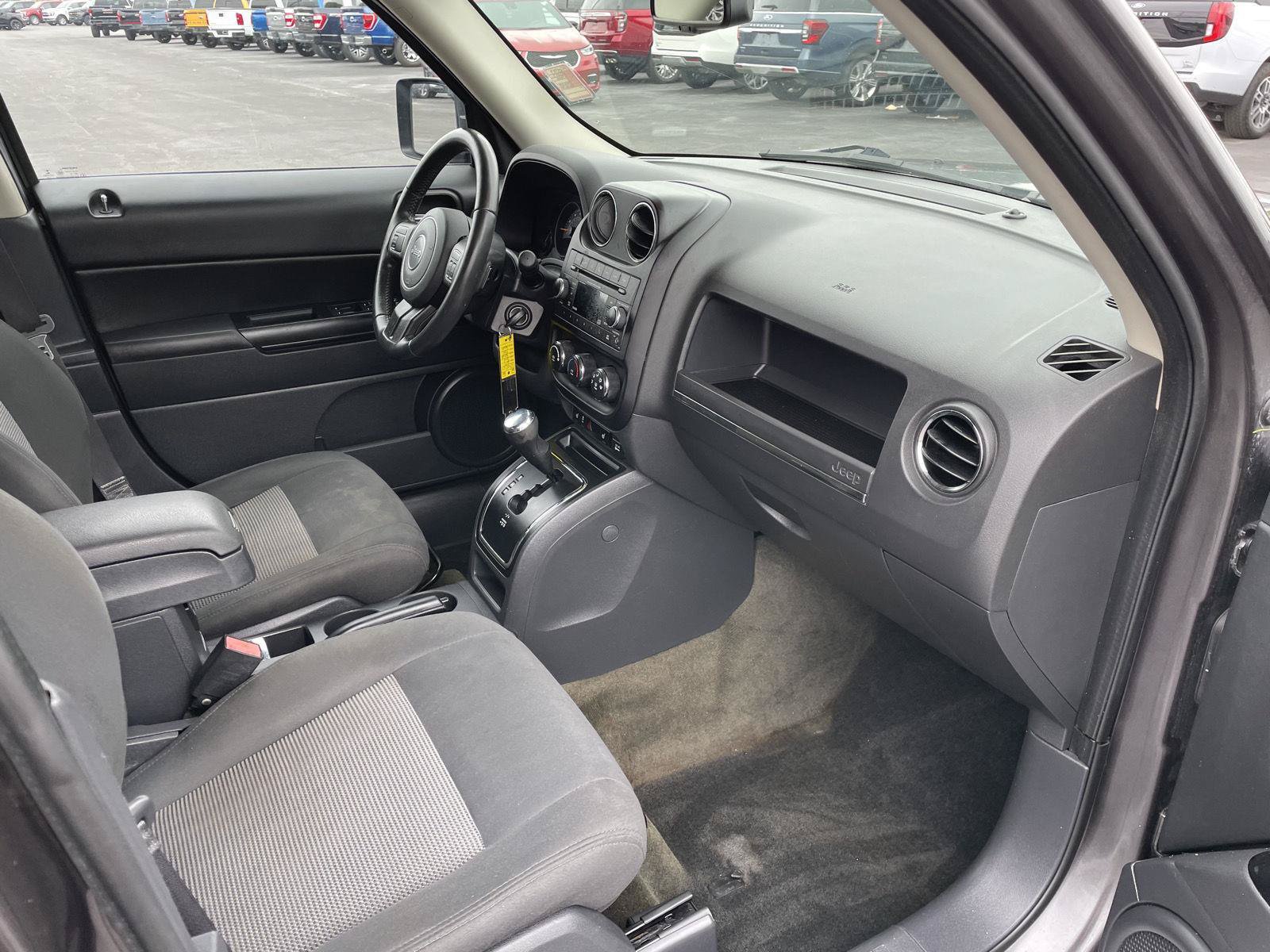 Used 2017 Jeep Patriot Latitude AWD/4WD image 23