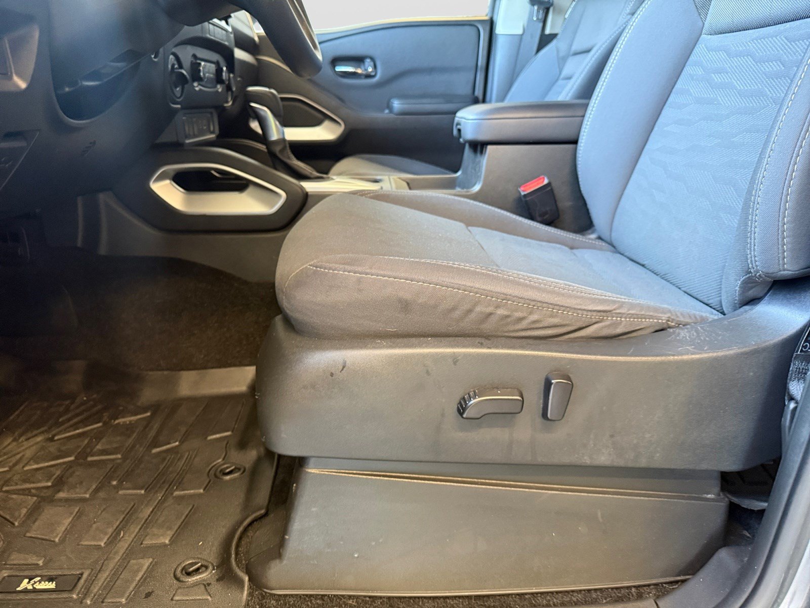 Used 2023 Nissan Frontier SV AWD/4WD image 11