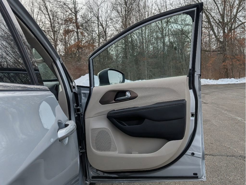 Used 2023 Chrysler Voyager LX image 12