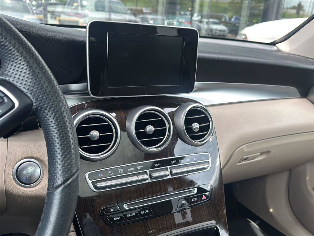 Used 2019 Mercedes-Benz GLC 300 4MATIC image 4