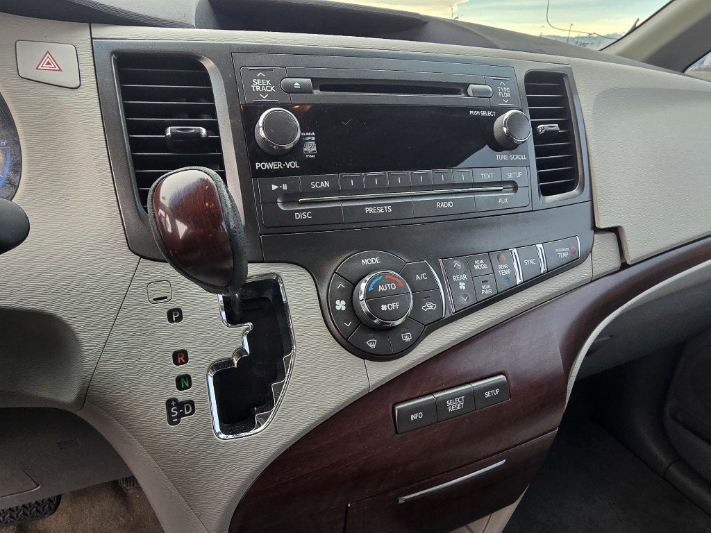 Used 2014 Toyota Sienna XLE image 18