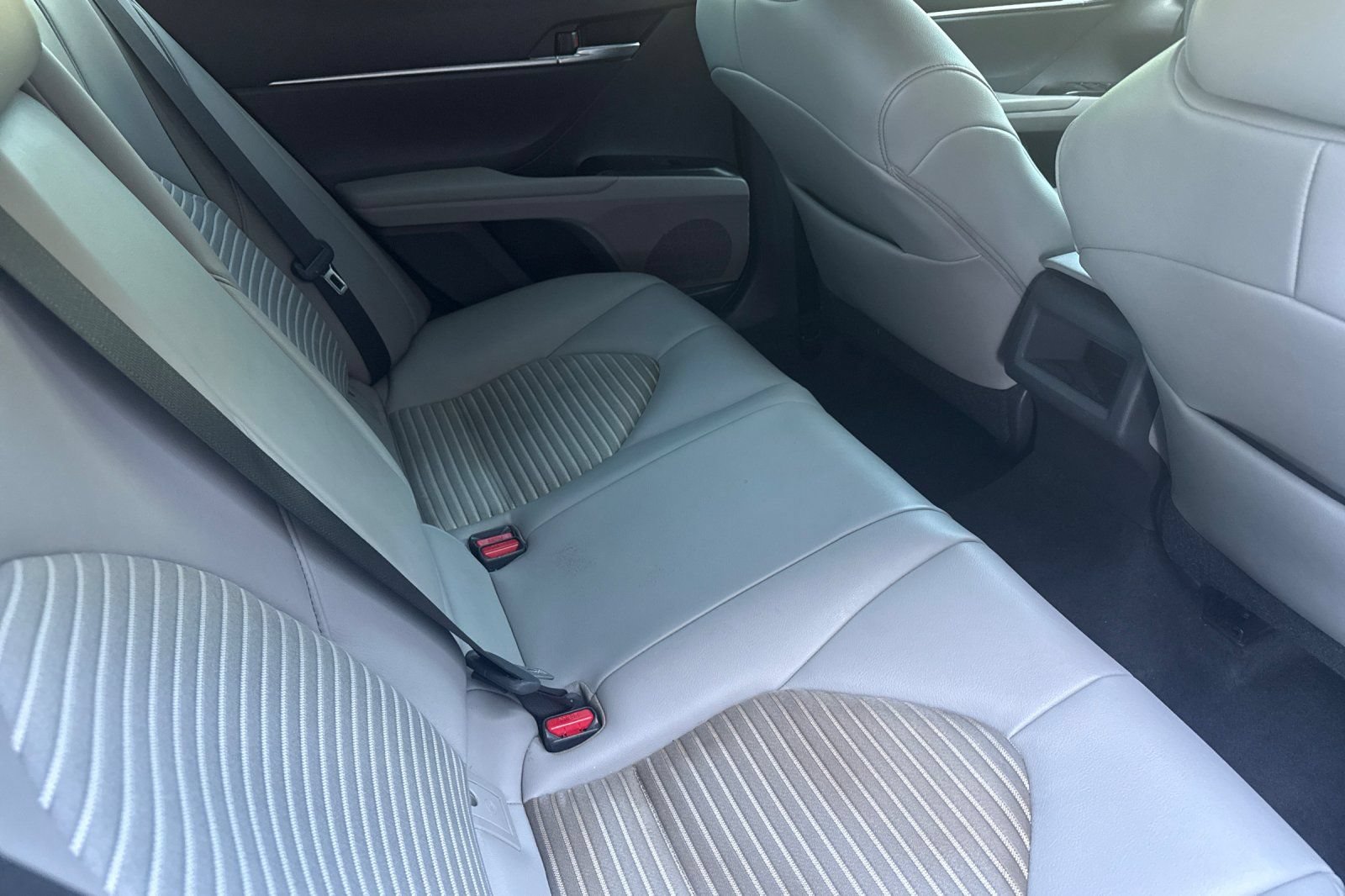 Used 2021 Toyota Camry SE w/ Cold Weather Package FWD image 17