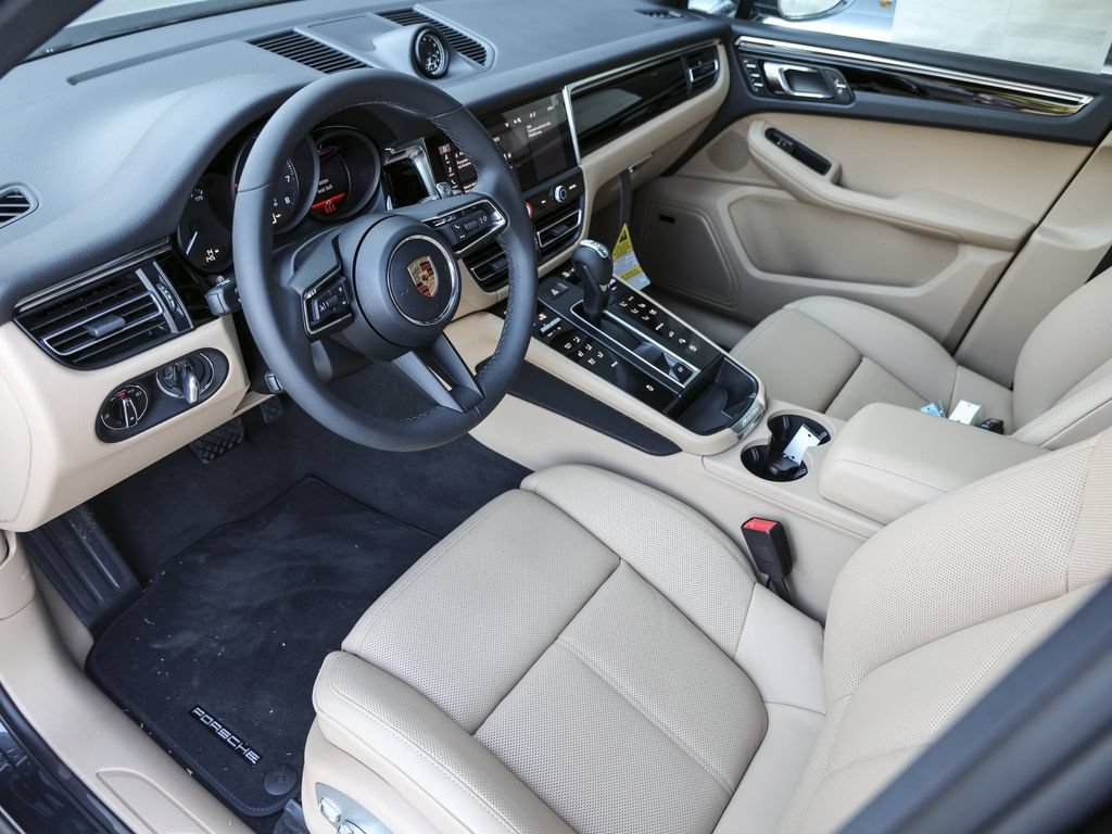Certified 2026 Porsche Macan AWD/4WD image 4
