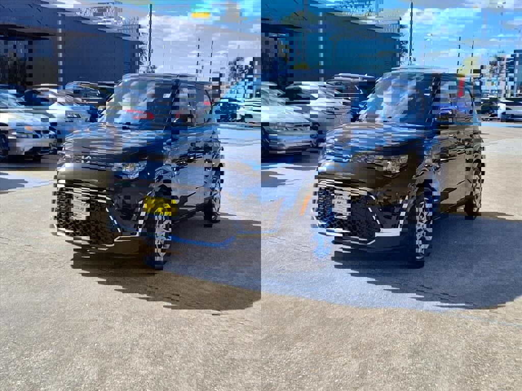 Used 2023 Kia Soul LX image 2