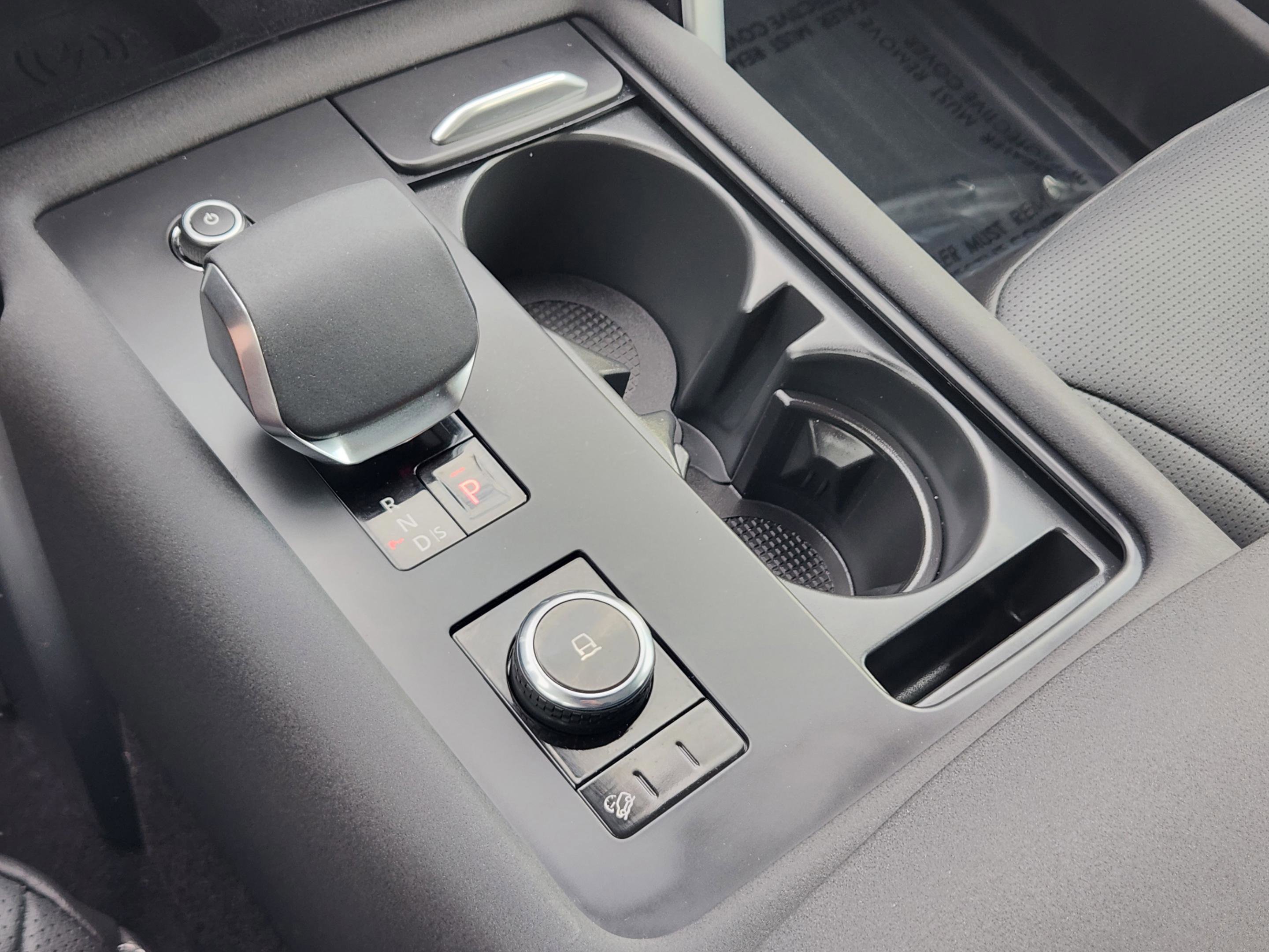 Certified 2024 Land Rover Discovery Dynamic SE image 18