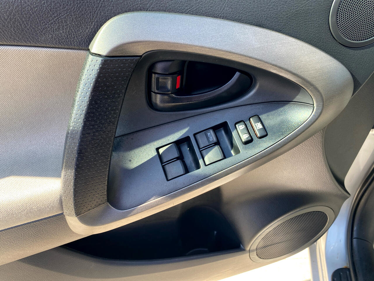 Used 2011 Toyota RAV4 4WD image 16