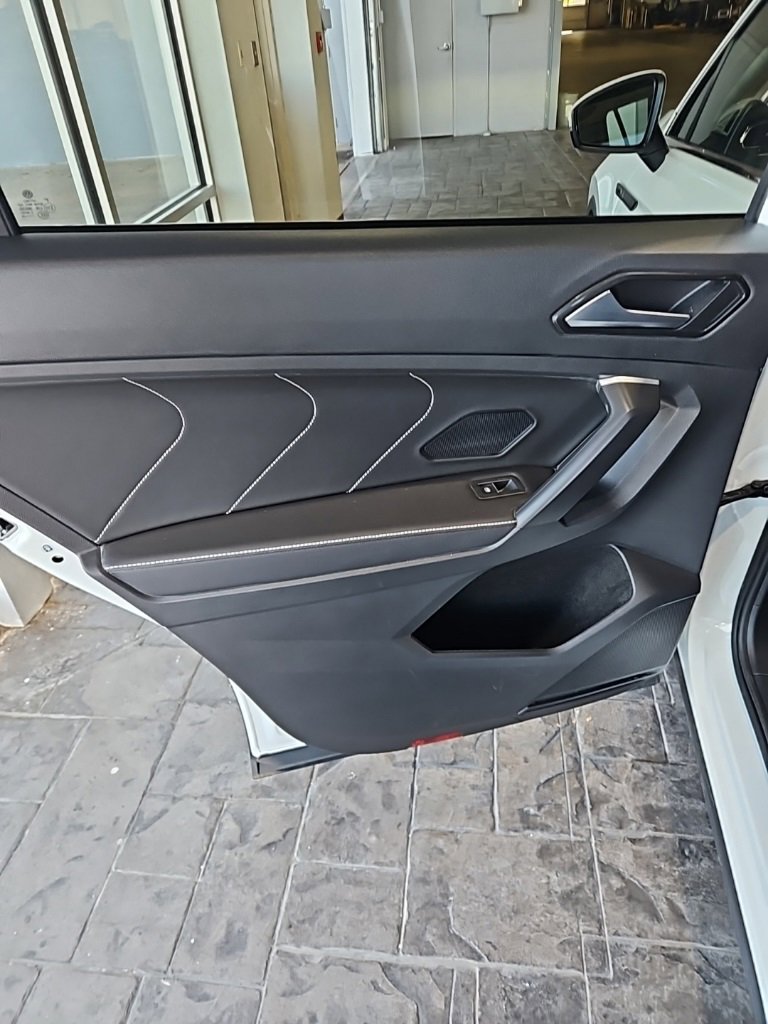 Used 2024 Volkswagen Tiguan SE w/ Panoramic Sunroof Package image 20