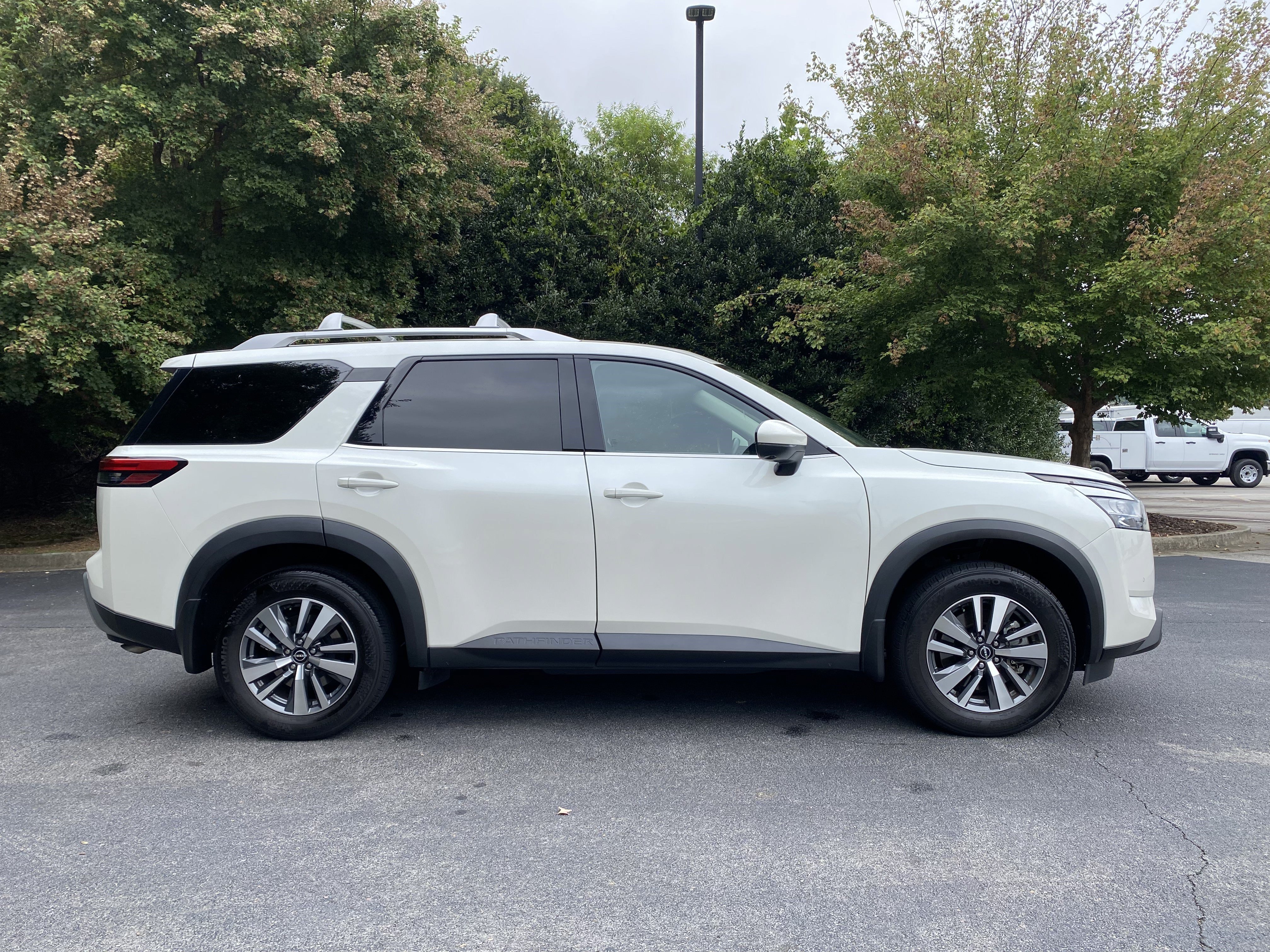 Used 2024 Nissan Pathfinder SL FWD image 10