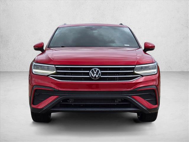Used 2024 Volkswagen Tiguan SE w/ Panoramic Sunroof Package FWD image 2