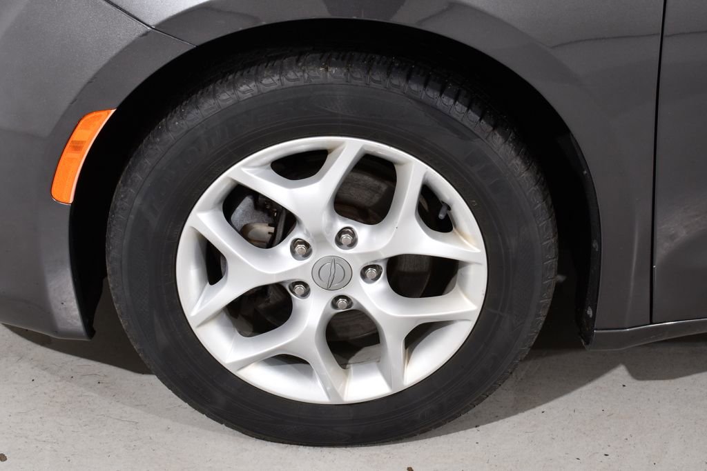 Used 2018 Chrysler Pacifica Touring Plus w/ Tire & Wheel Group FWD image 23