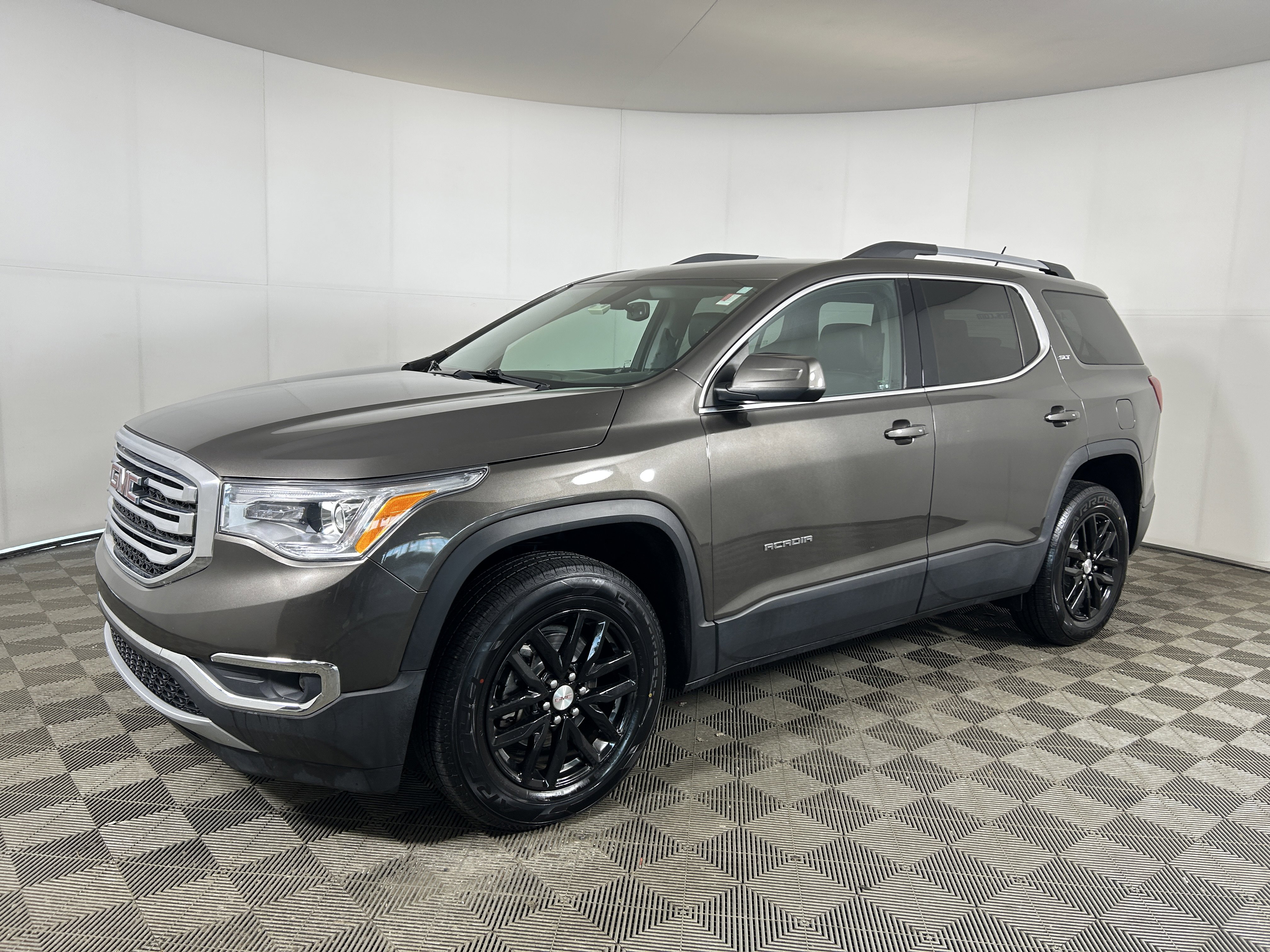 Used 2019 GMC Acadia SLT image 1