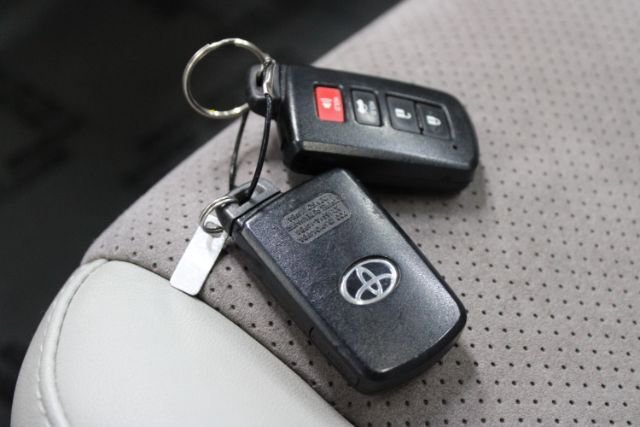 Used 2012 Toyota Camry XLE w/ Leather Pkg image 17