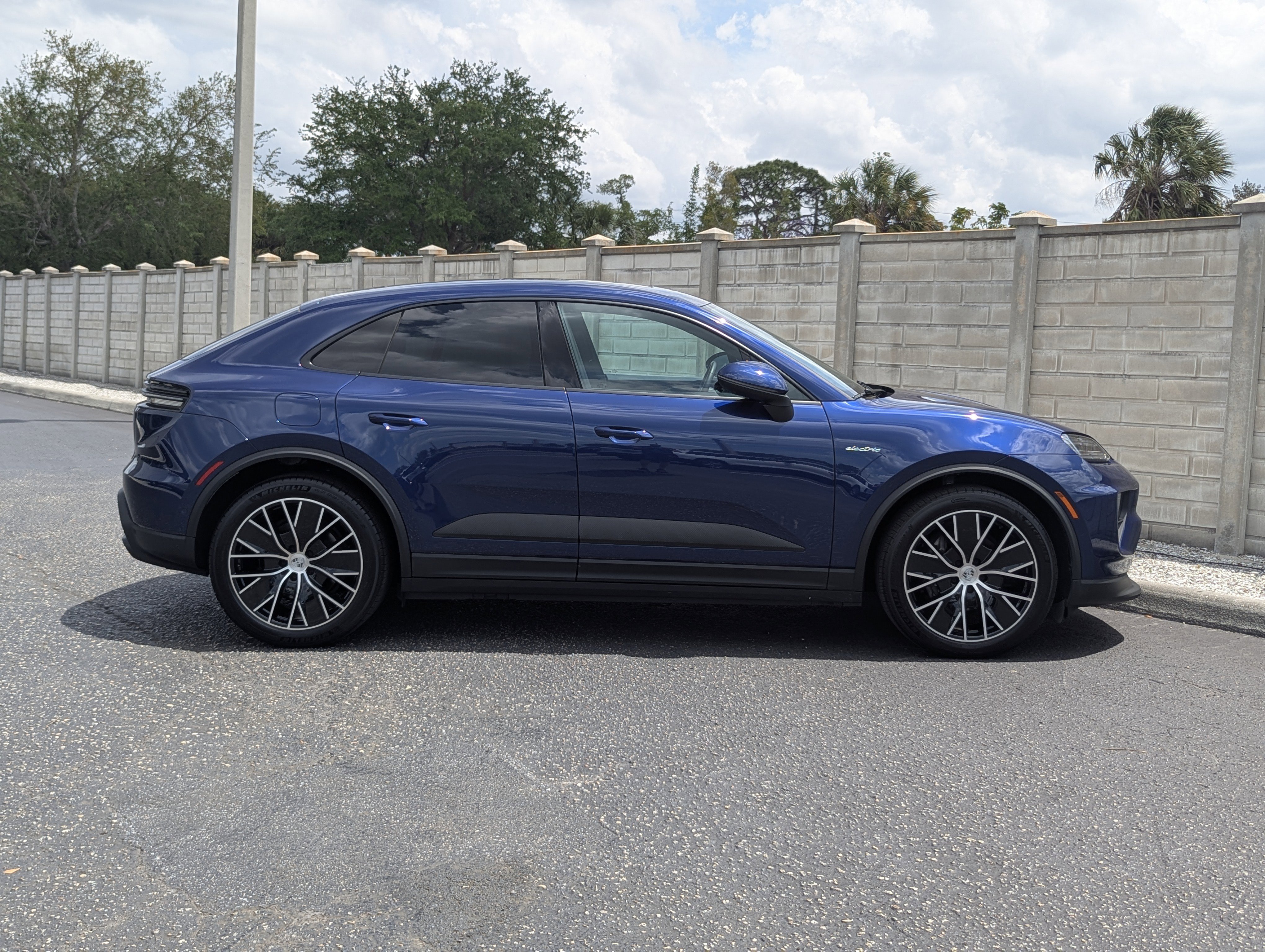 Certified 2025 Porsche Macan Electric RWD image 8