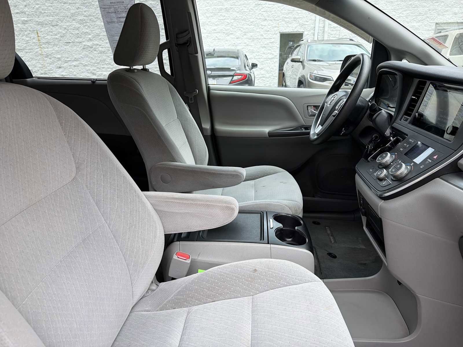 Used 2015 Toyota Sienna LE image 24