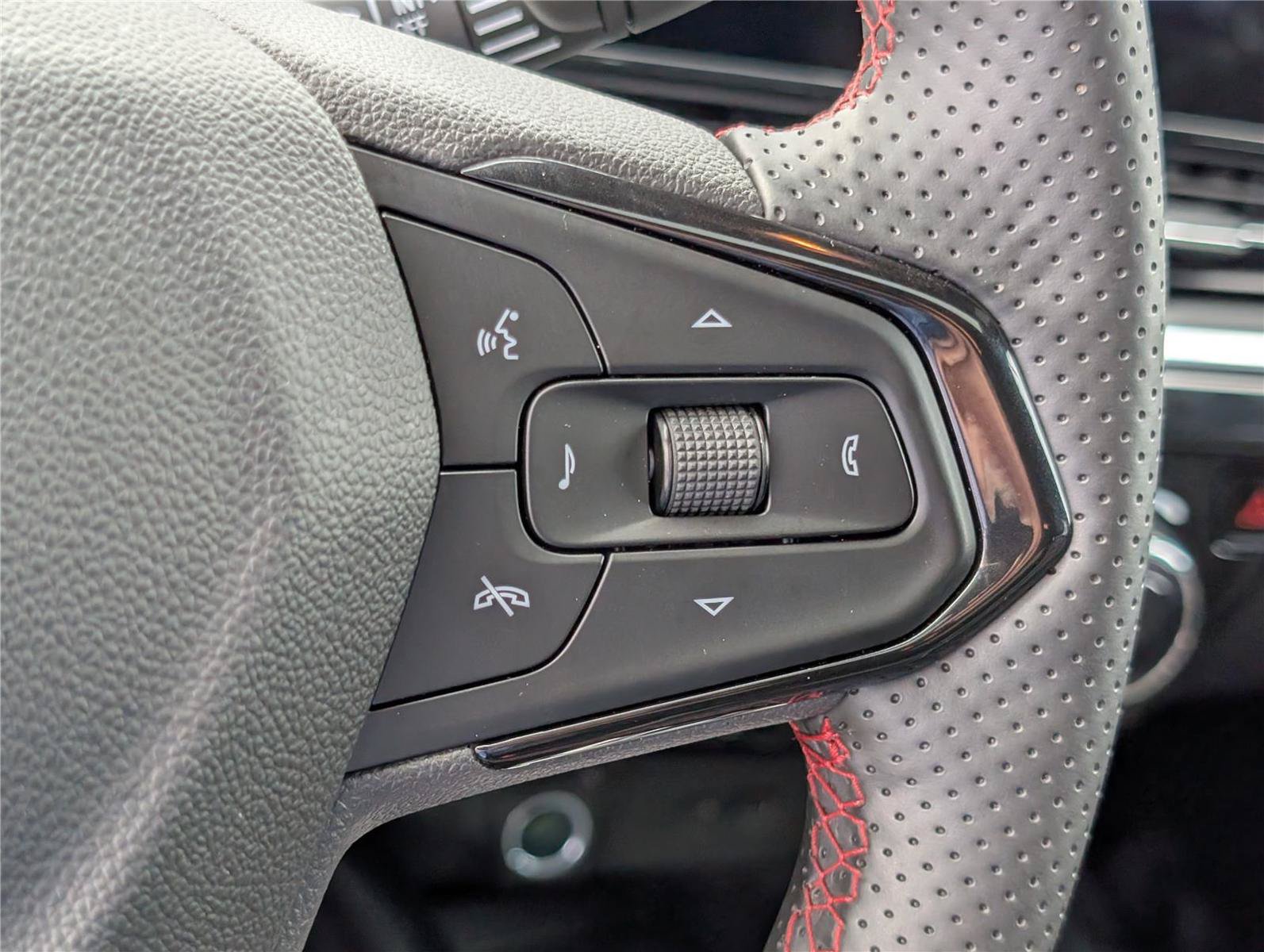 Used 2024 Chevrolet Trax RS w/ Sunroof Package FWD image 22