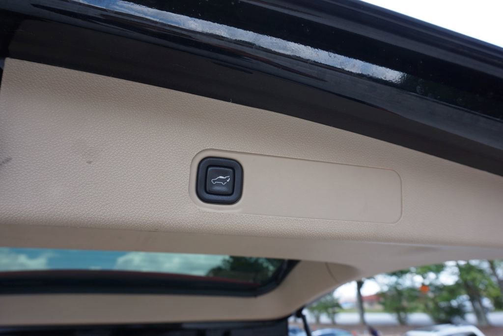 Used 2013 Cadillac Escalade Premium AWD/4WD image 26