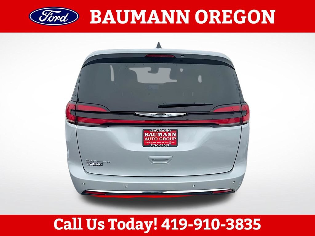 Used 2024 Chrysler Pacifica Touring-L FWD image 9