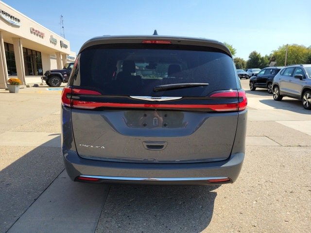 Used 2022 Chrysler Pacifica Touring-L image 6