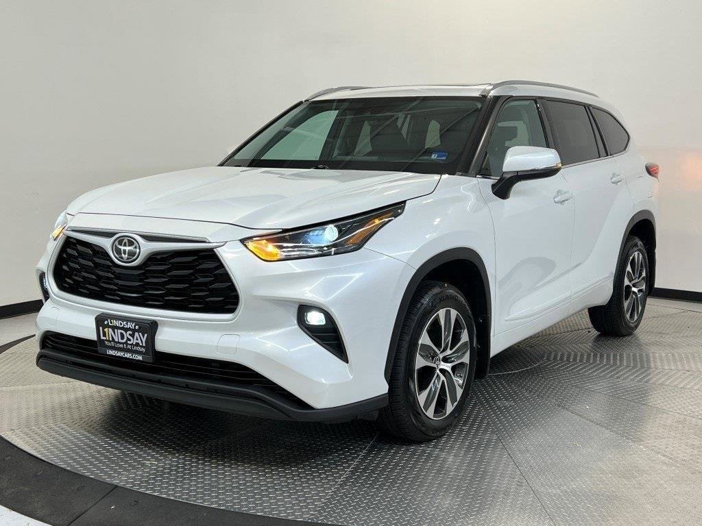 Used 2022 Toyota Highlander XLE image 3