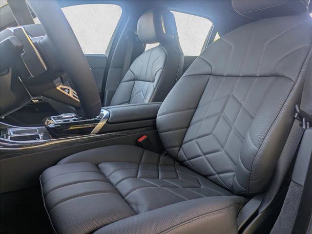 New 2026 BMW 750e xDrive image 4