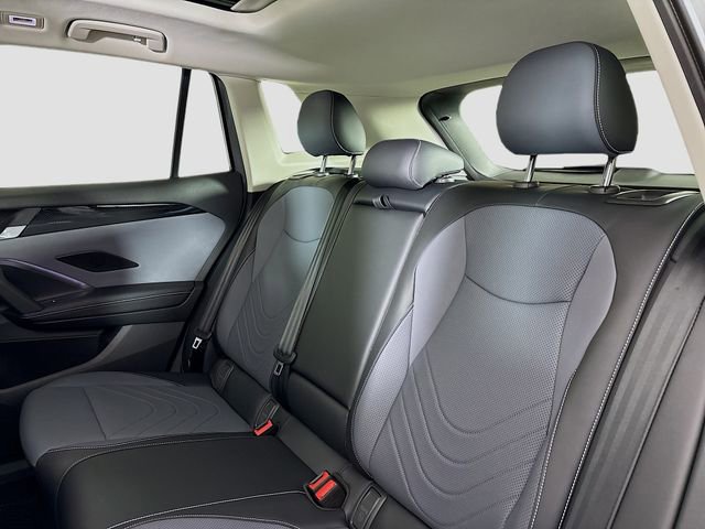 New 2025 Volkswagen Tiguan SE image 25