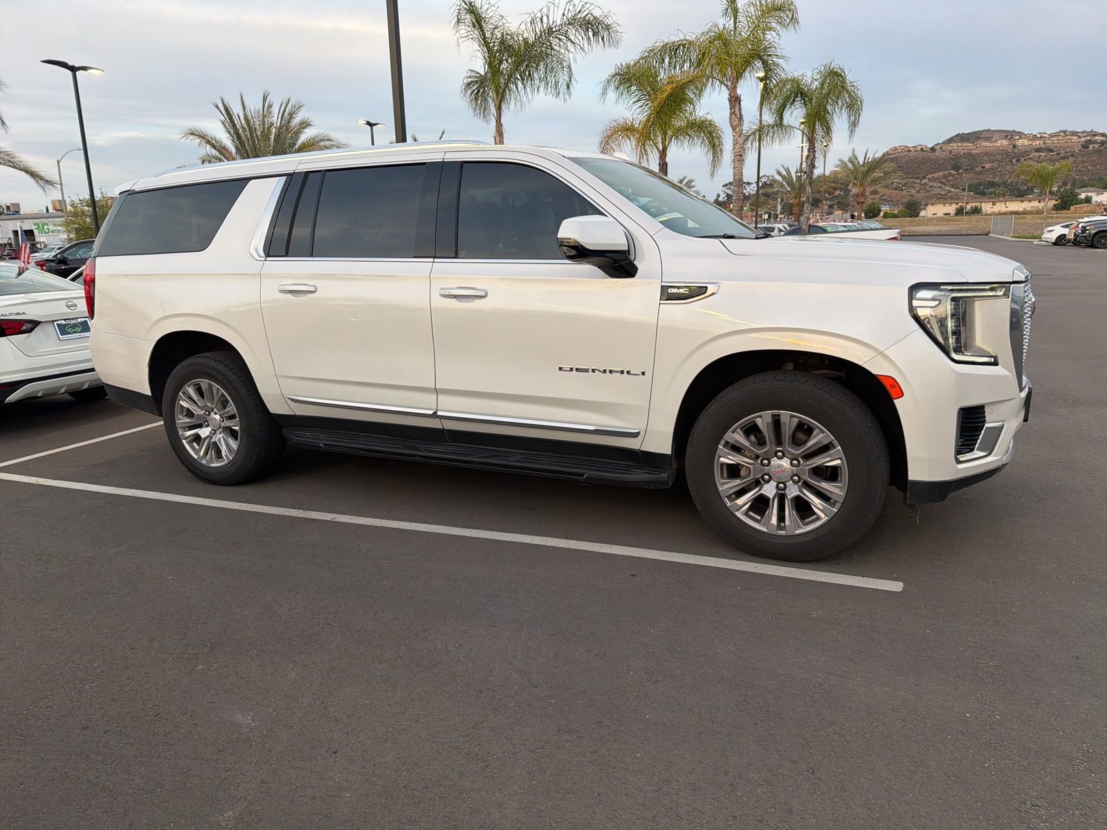 Used 2023 GMC Yukon XL Denali image 12
