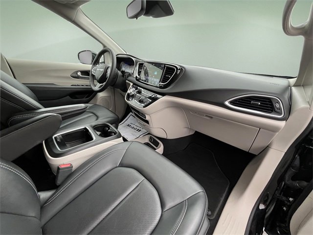 Used 2024 Chrysler Pacifica Touring-L image 38