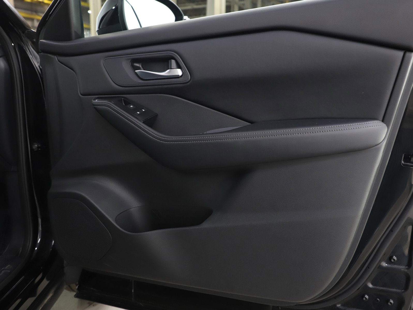 Used 2025 Nissan Rogue SV image 9