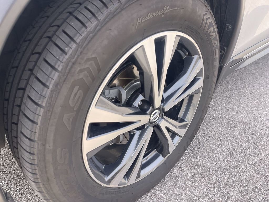 Used 2017 Nissan Rogue SL w/ SL Premium Package image 2