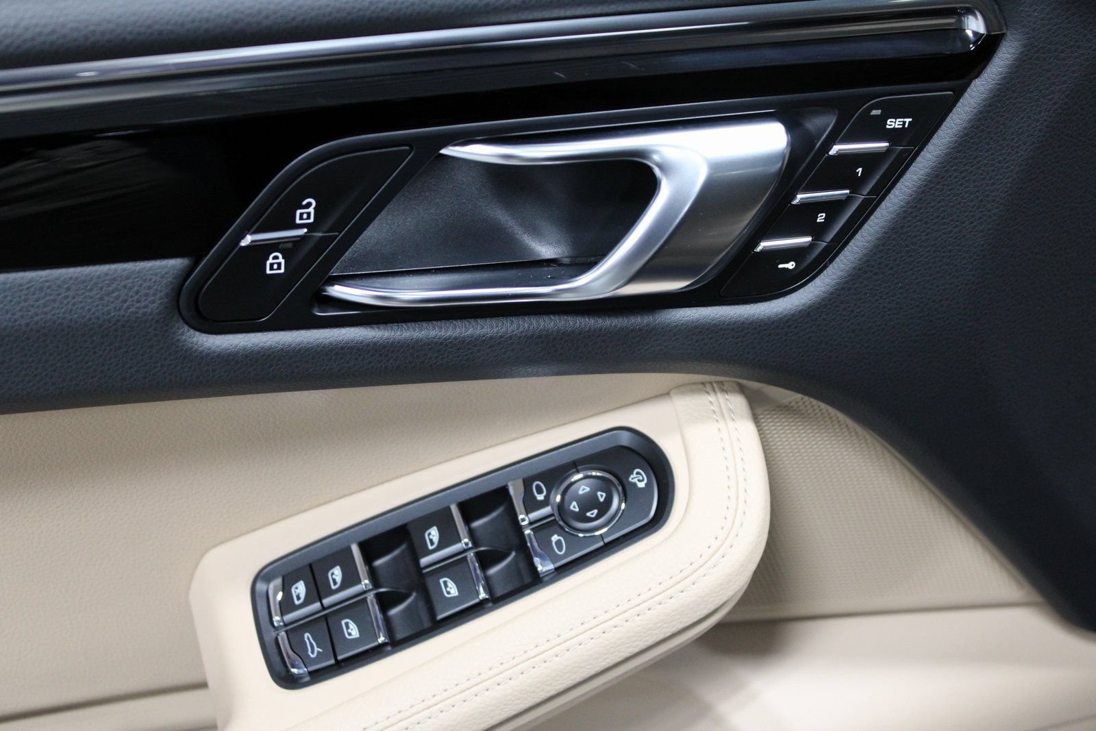 Certified 2025 Porsche Macan AWD/4WD image 27
