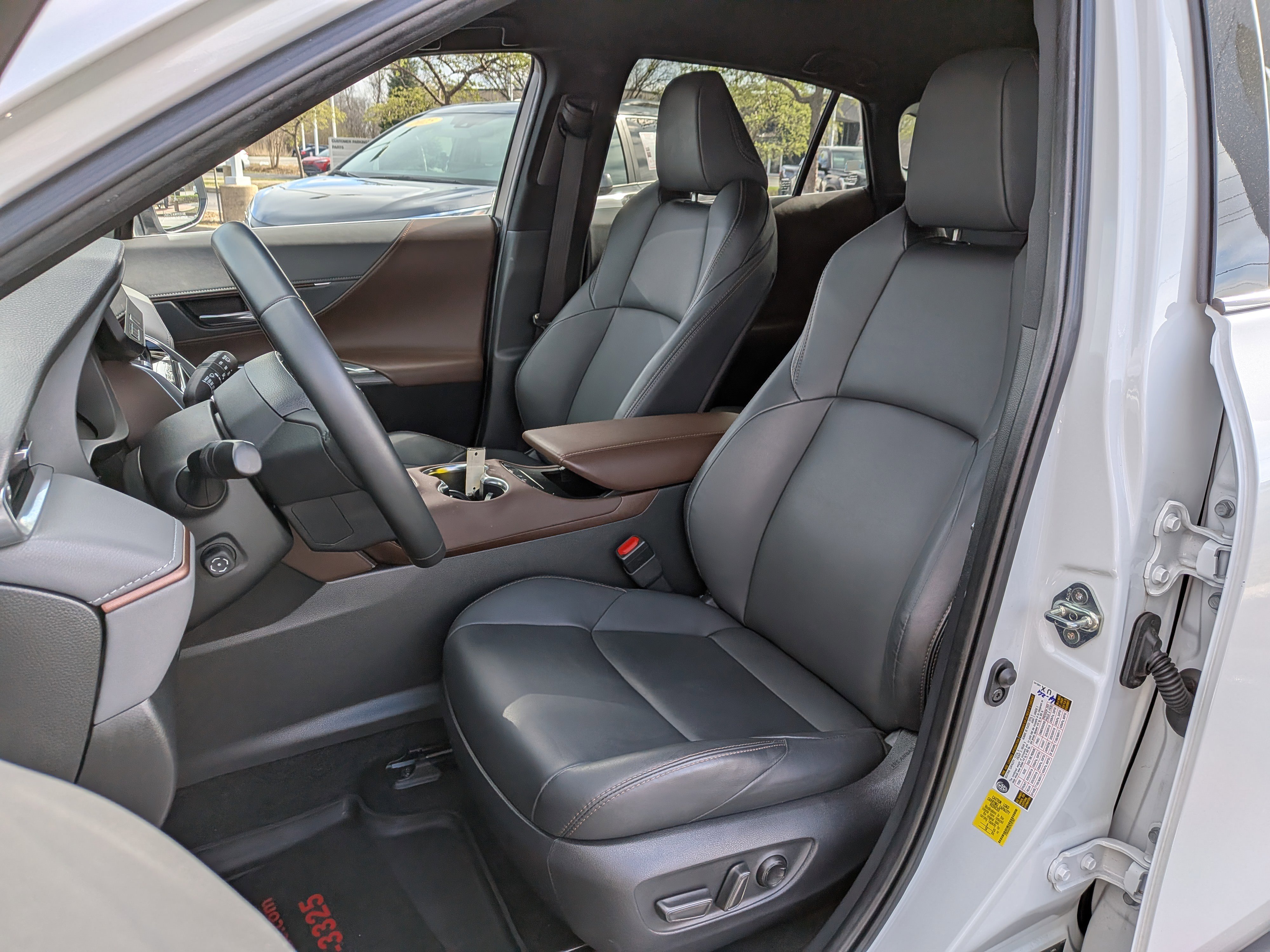 Used 2024 Toyota Venza XLE image 14