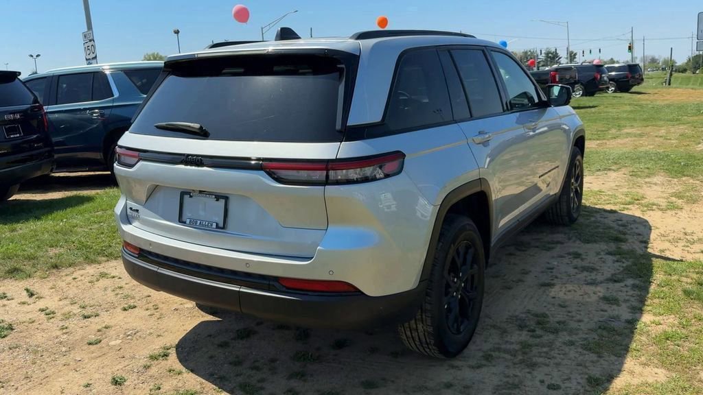 Used 2025 Jeep Grand Cherokee Altitude AWD/4WD image 6