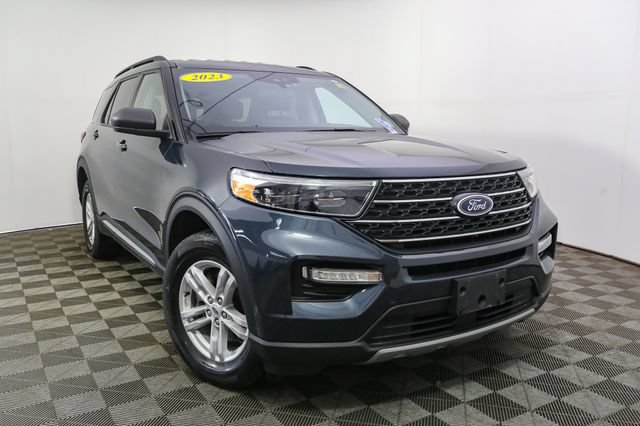 Used 2023 Ford Explorer XLT w/ Equipment Group 202A AWD/4WD image 3