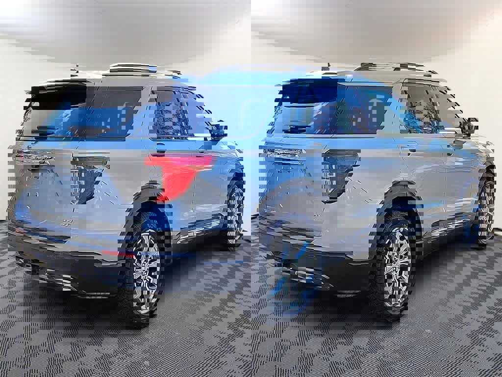 Used 2021 Ford Explorer XLT w/ Equipment Group 202A image 4