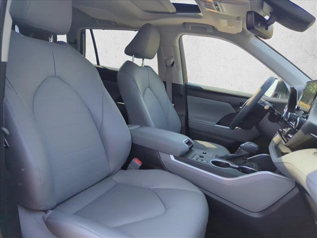 Certified 2025 Toyota Highlander XLE FWD image 30