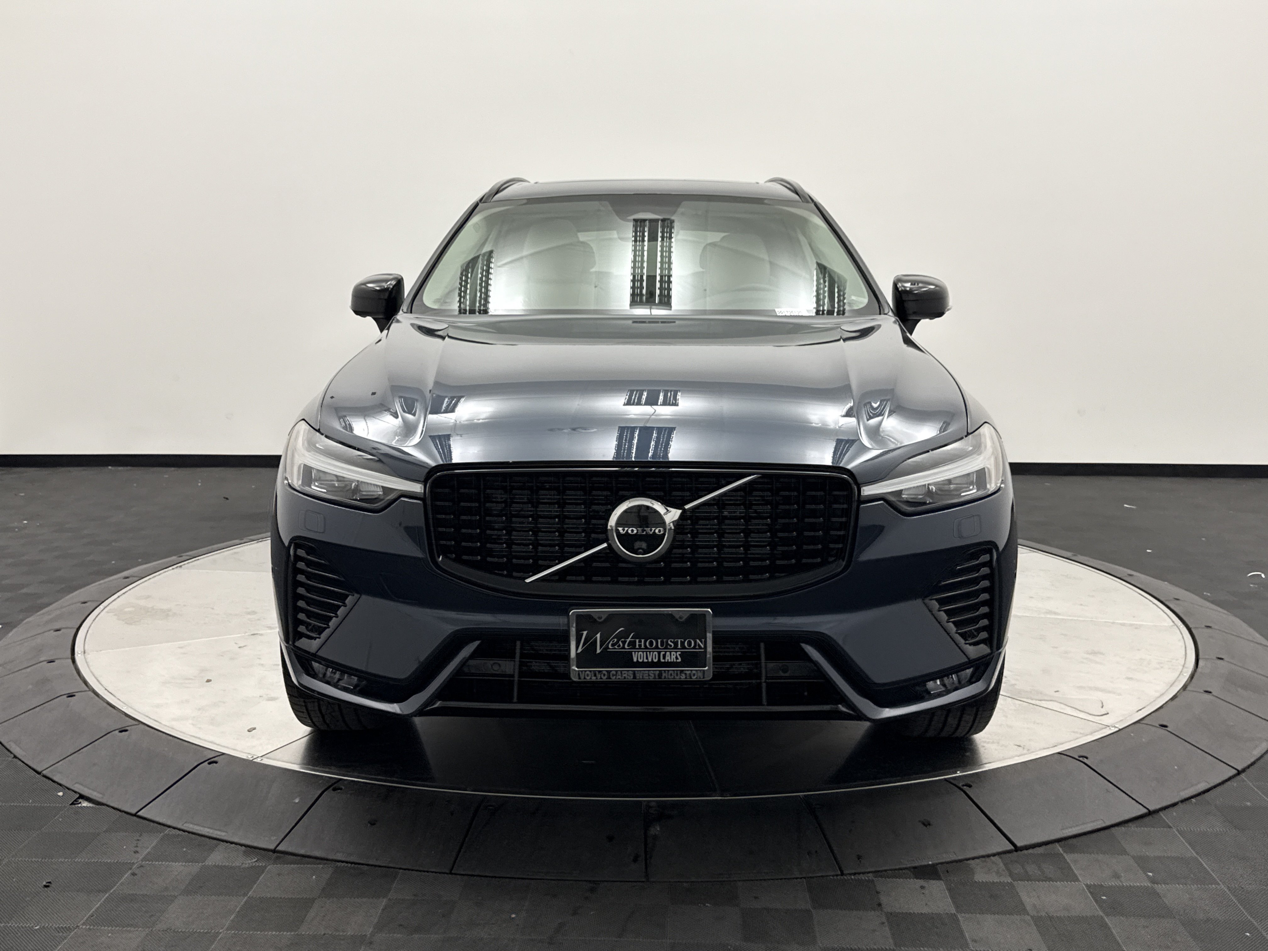 Used 2024 Volvo XC60 B5 Plus w/ Protection Package Premier AWD/4WD image 2