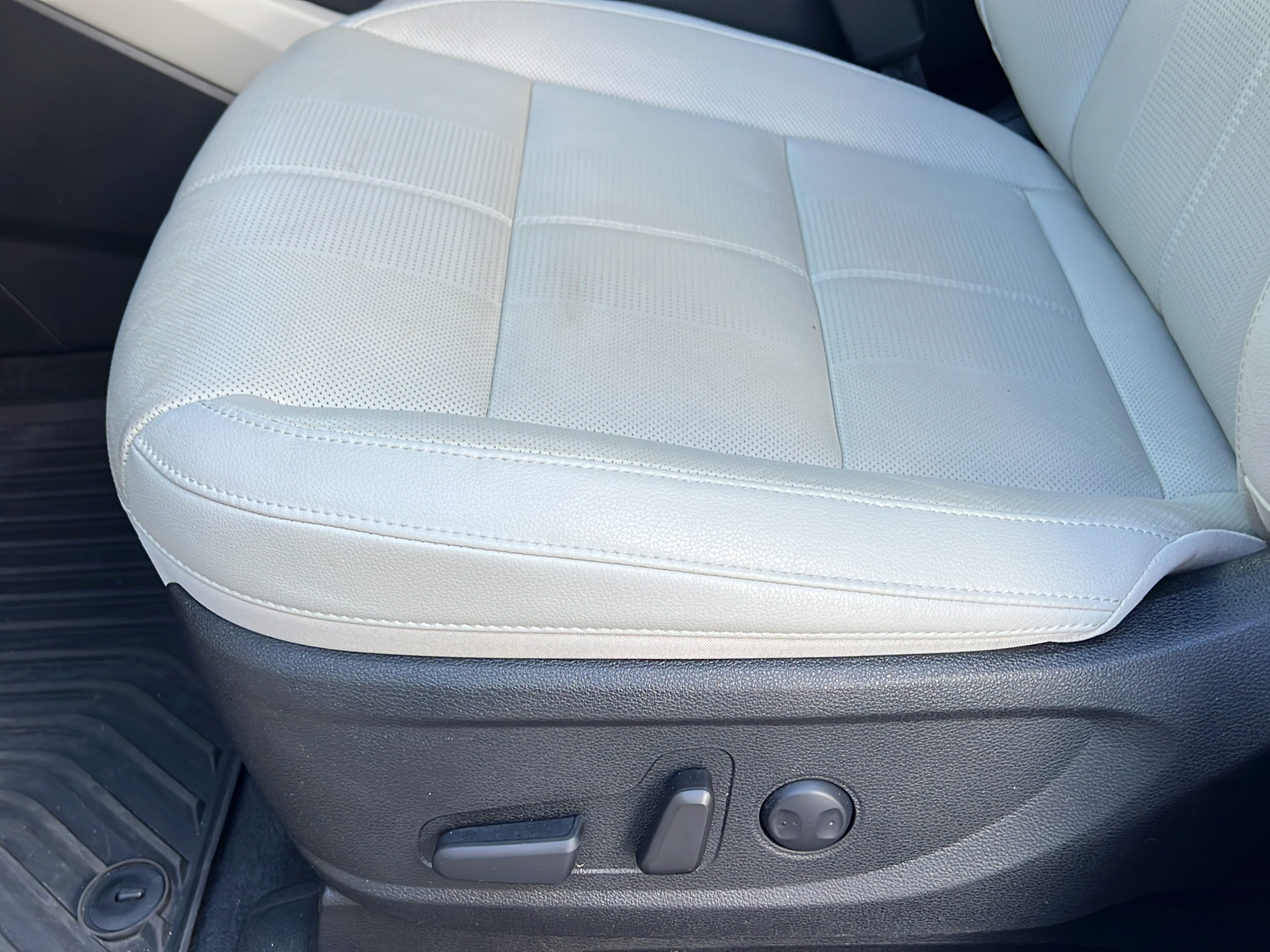 Certified 2023 Kia Telluride EX w/ EX Captain's Chair Package FWD image 16