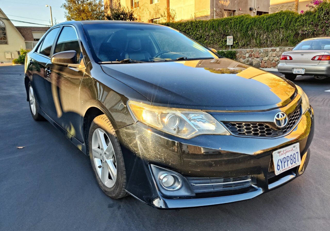 Used 2012 Toyota Camry SE image 1