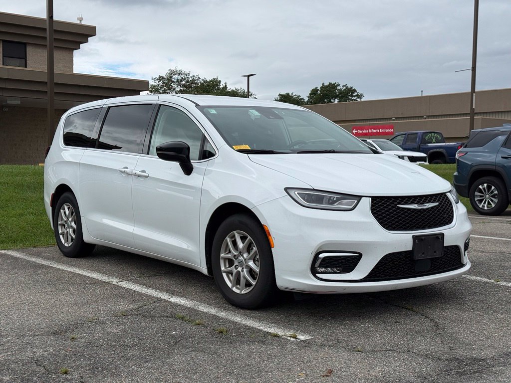 Used 2024 Chrysler Pacifica Touring-L FWD image 6