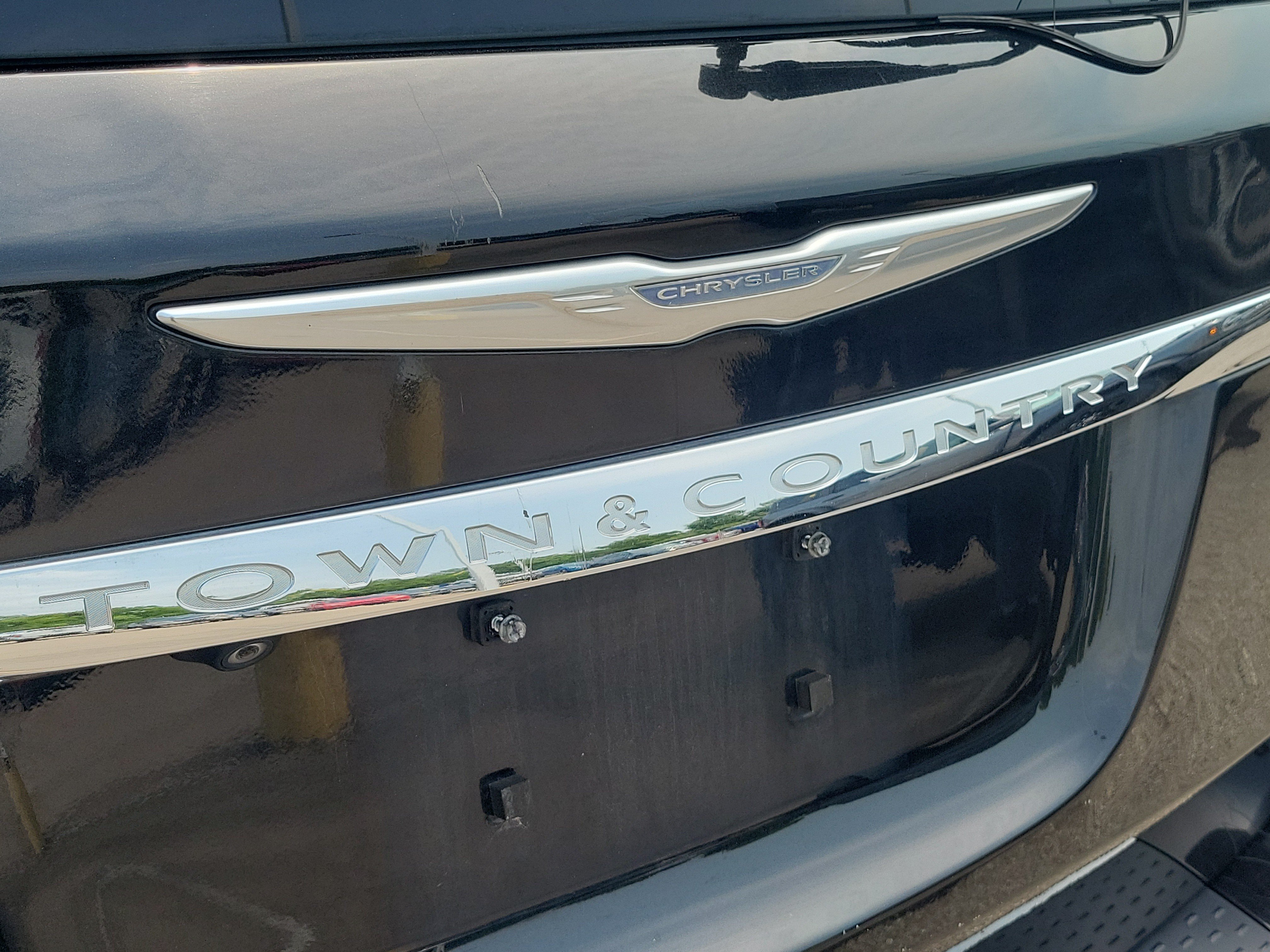 Used 2015 Chrysler Town & Country Touring-L w/ Driver Convenience Group FWD image 6