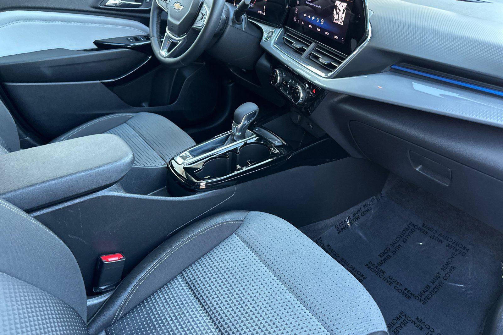 Used 2025 Chevrolet Trax LT w/ LT Convenience Package image 15