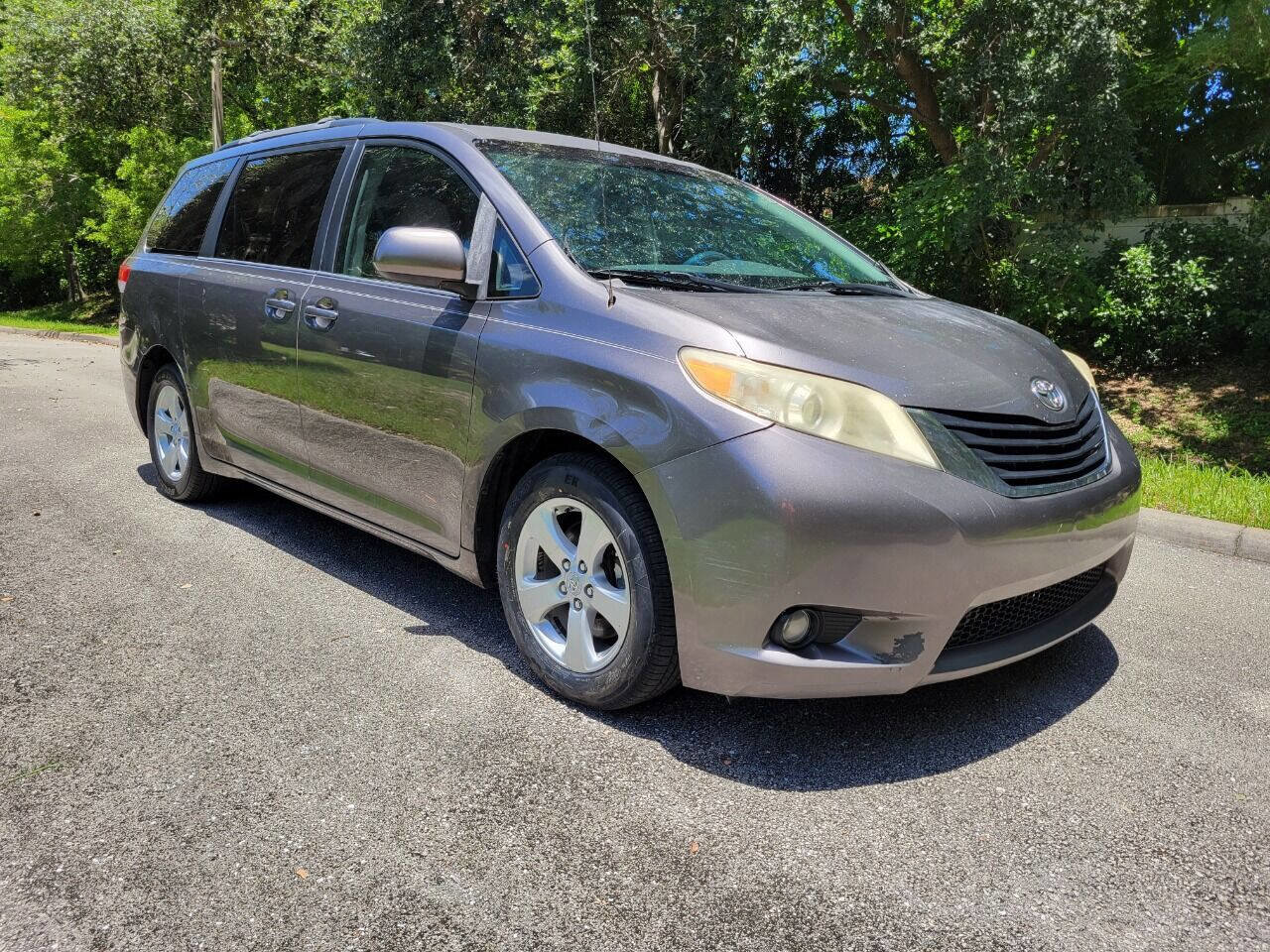 Used 2012 Toyota Sienna LE image 1