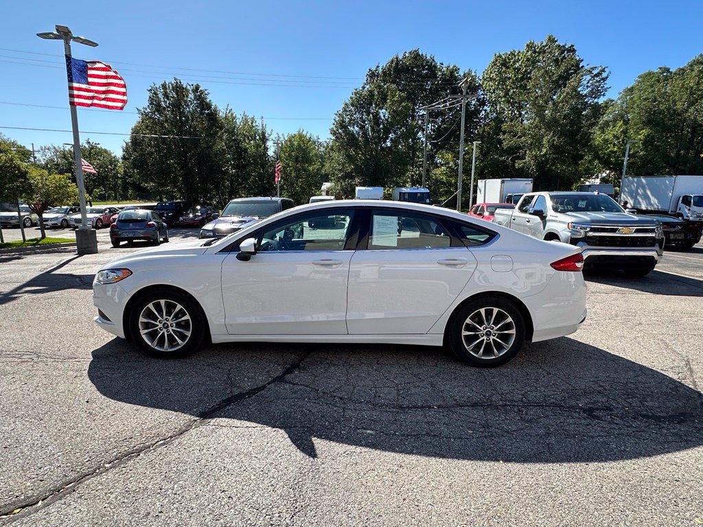 Used 2017 Ford Fusion SE w/ Fusion SE Technology Package FWD image 2